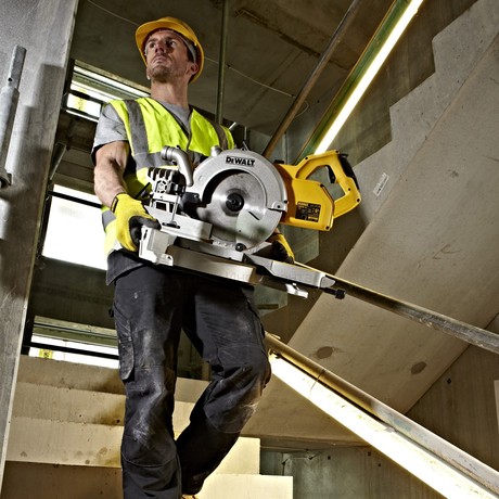 Пила торцовочная DeWALT  DWS 778 XPS